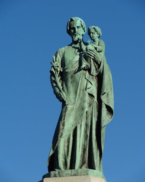 Statue of St. Joseph holding Baby Jesus